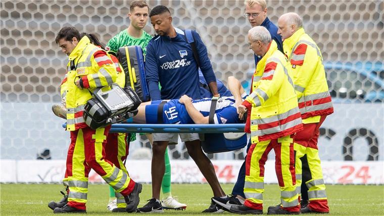 Nach Zusammenprall: Herthas Gechter mit Trage vom Platz Linus Gechter konnte nach dem schweren Zusammenprall nicht eigenständig vom Platz gehen.