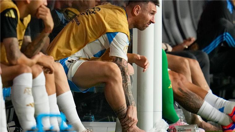Tränen, Leiden und doch die nächste Messi-Krönung Lionel Messi fasst sich an den geschwollenen verletzten rechten Knöchel.