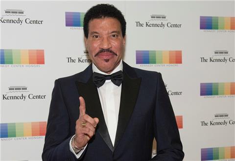 Lionel Richie denkt über eine Neuauflage von „We Are the World“ nach.