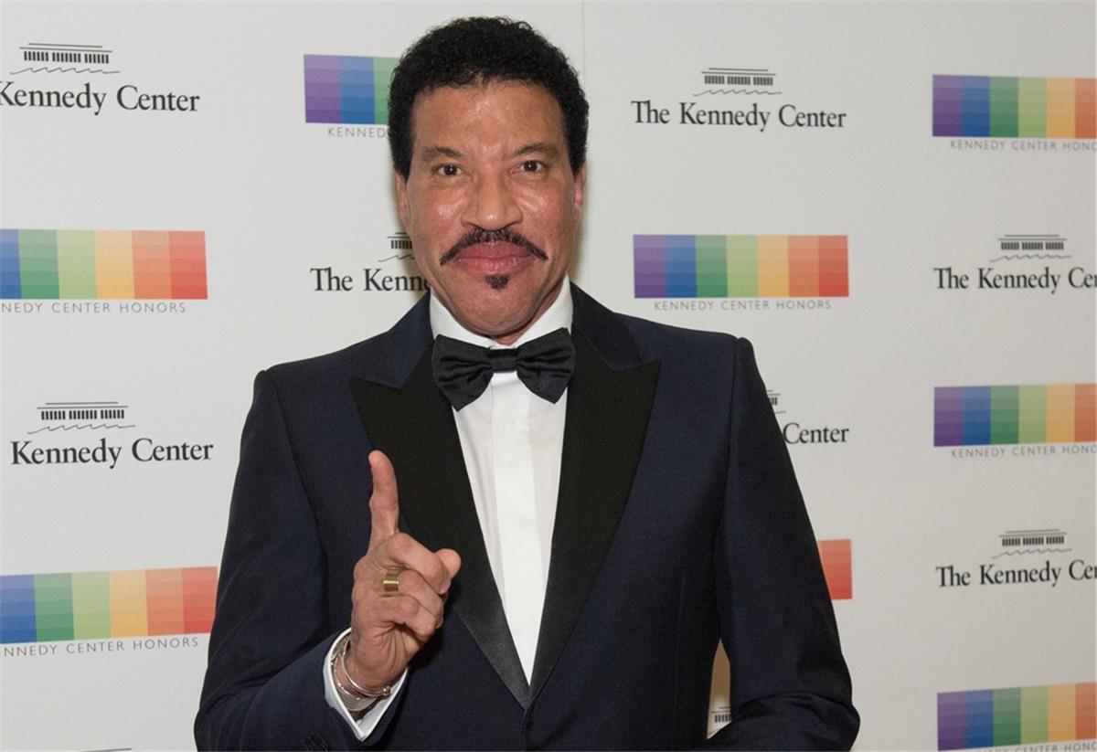 Lionel Richie denkt über eine Neuauflage von „We Are the World“ nach.