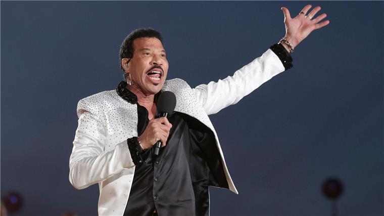 Lionel Richie gibt 2025 fünf Konzerte in Deutschland Lionel Richie trat im vergangenen Jahr bei der Krönung von König Charles III. auf. 2025 geht er wieder in Europa auf Tournee und kommt auch fünf Konzerte nach Deutschland.