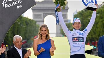 Lipowitz feiert Platz drei in Paris.