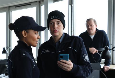 Lisa Cunnigham (Cynthia Micas, links) und Katta Strüwer (Elena Uhlig) suchen mit Gero von Bernbeck (Bernd Hölscher) sind für den Zoll im Einsatz.