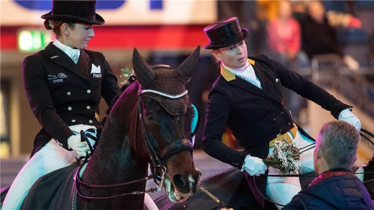 Warum Isabell Werth das Millionen-Pferd der Müllers reitet Lisa Müller(l.) wird von Isabell Werth trainiert