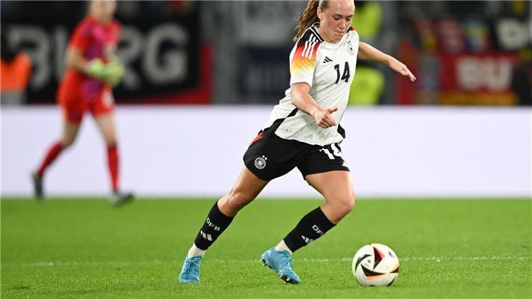 „Viel Spaß mit dem Haufen“ - Wie geht’s weiter ohne Popp? Lisanne Gräwe durfte gegen Australien von Beginn an ran.