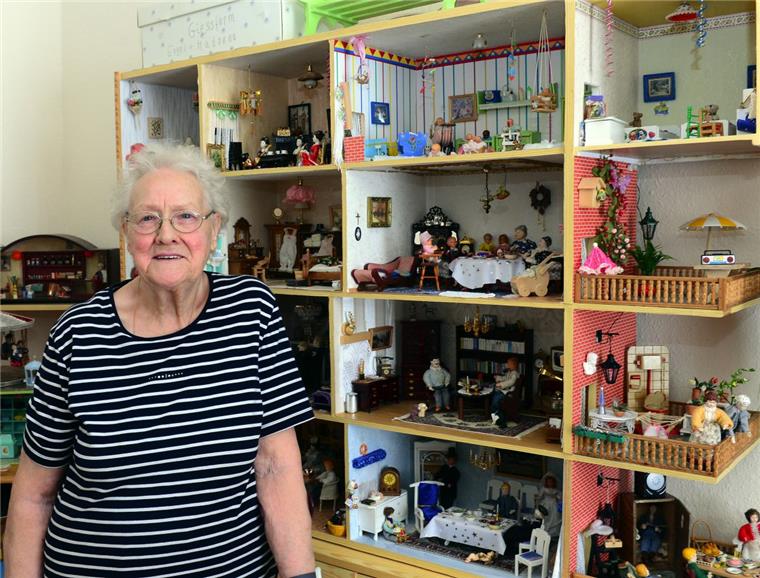 Ein Zimmer voller Puppenstuben Liselotte Brunßen staubt sogar regelmäßig alle Figürchen und Accessoirs in ihren ungezählten Puppenstuben ab.