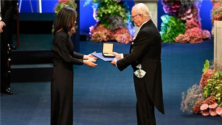 Han Kang mit Literaturnobelpreis ausgezeichnet Literaturnobelpreisträgerin Han Kang erhielt ihre Auszeichnung von Schwedens König Carl XVI. Gustaf.