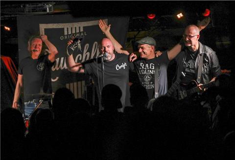 Live geben die Musiker von Rauschflut immer alles. Selbst ein kaputter Schuh wie hier beim „Ohrenfeindt“-Support in Siegen tut dem „Amtlich norddeutschen Brettrock“ keinen Abbruch. 