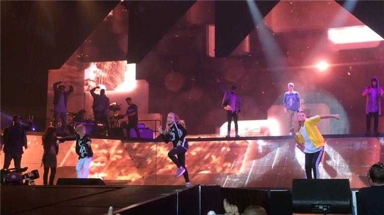 Live mit Justin Bieber: Denise Meyer und Leonie Brouwer-Pohlenz haben Spaß auf der Bühne.