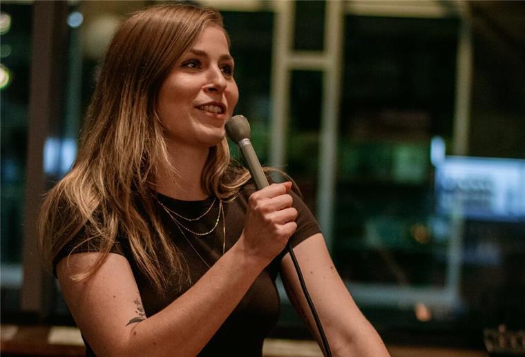 Comedian und Lehrerin Tarja Meyerholz aus Bremerhaven auf der Bühne.
