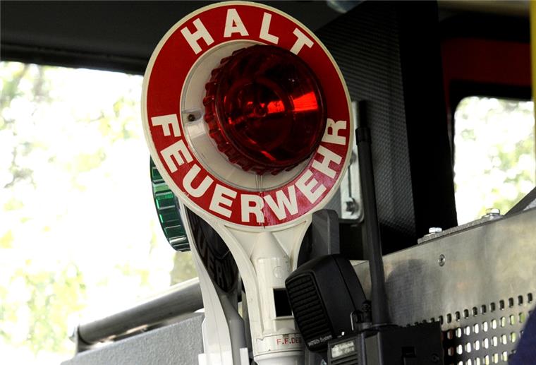 Feuerwehr pumpt Keller leer Lkw und Container rutschen bei einem Verkehrsunfall auf der B 437 bei der Abfahrt Dedesdorf östlich des Wesertunnels in den Graben. Foto Scheschonka