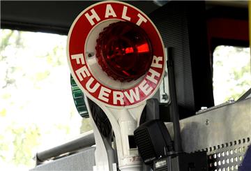 Lkw und Container rutschen bei einem Verkehrsunfall auf der B 437 bei der Abfahrt Dedesdorf östlich des Wesertunnels in den Graben. Foto Scheschonka