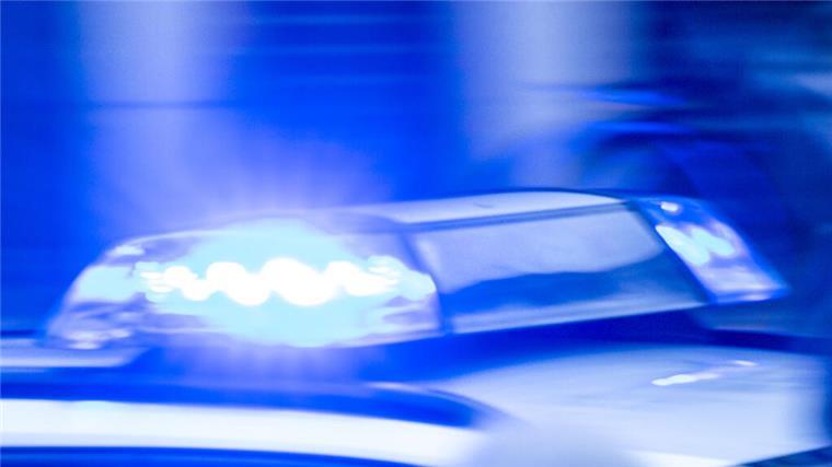 Schwerer Lkw-Unfall auf der A27 führt zu Verkehrschaos Streifenwagen der Polizei ist mit Blaulicht im Einsatz.