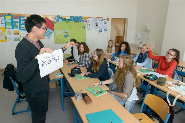 Bremerhaven: Loydschüler lernen Chinesisch Lloyd-Schüler lernen Chinesisch bei Tianyi Yu.