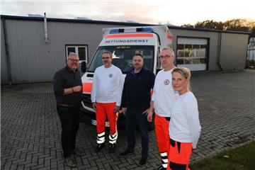Loben die Arbeitsbedingungen der neuen Rettungswache des Deutschen Roten Kreuzes in Hagen (von links): DRK-Vorstandsvorsitzender Henning Dageförde, Rettungssanitäter Ingo Meyer, DRK-Rettungsdienstleiter  Frank Behrje, Rettungssanitäter Frank Rönner und Rettungsassistentin Dorothea Sandtner.