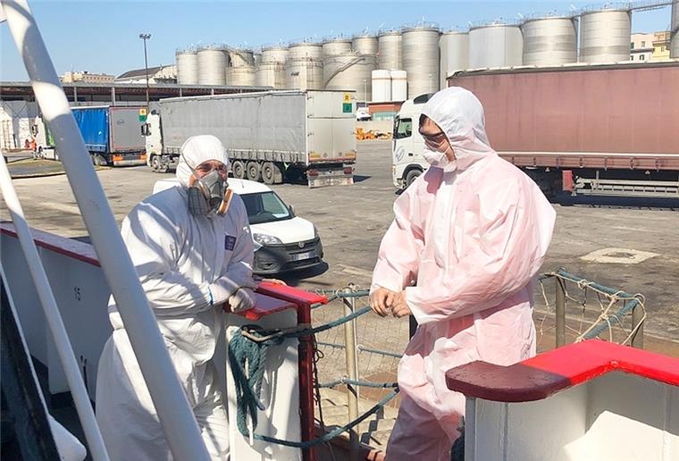 Lockdown in Italien: Die Gangway-Wache des Team-Ship-Schiffs „Kristin“ im Hafen von Neapel. 