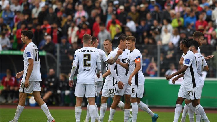 7:0 in Hildesheim: Elversberg locker in Runde zwei Locker in der zweiten Pokal-Runde: Die Spieler der SV Elversberg.