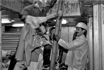 Löschen eines Fischtrawlers in den 1990er Jahren.
