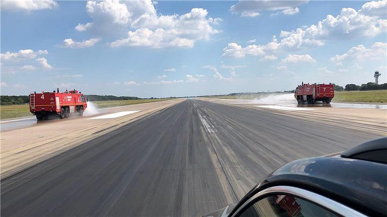 Flieger macht wegen Rauch aus Cockpit Sicherheitslandung Löschfahrzeuge der Feuerwehr des Flughafens Hannover-Langenhagen.