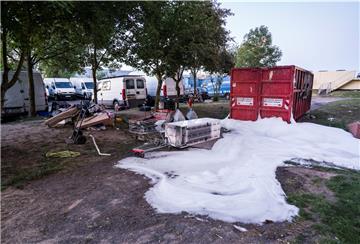 Löschschaum liegt auf dem Boden am Rande einer Hochhaussiedlung. Etwa 50 Männer haben in der Nähe von Offenbach einen Brand gelegt und anschließend die Rettungskräfte angegriffen. 