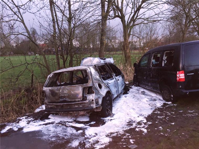 Auto fängt nach Kollision auf B211 zwischen Brake und Oldenburg Feuer Löschschaum umgibt das ausgebrannte Auto des Fahranfängers.