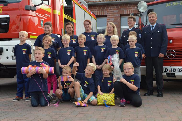 Stotel: Die "Löschwelpen" erlernen Feuerwehrarbeit spielerisch „Löschwelpen“ lautet der Name der ersten Kinderfeuerwehr in der Gemeinde Loxstedt. Spaß haben und lernen, wie man helfen kann, dafür sorgen (von links): Katja Dornis, Birgit Schulze, Tanja Fischer, Jasmin Kowalewski, Daina Molzen und Ortsbrandmeister Nikolai Fischer