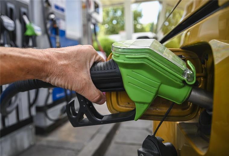Premiumsprit tanken? Deshalb ist der teure Kraftstoff Geldverschwendung Eine Person hält einen Zapfhahn an einer Tankstelle und betankt damit ein Auto. Ein Experte verrät, weshalb sich das Tanken von Premiumsprit nicht lohnt.