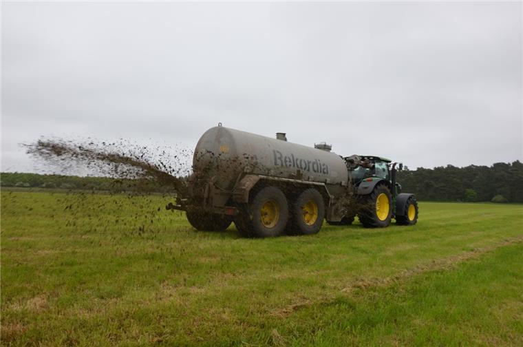 Milchkrise: Auch Lohnunternehmer haben Probleme Lohnunternehmer Daniel Wünscher bringt Gülle aus auf den Feldern von Landwirt Carsten Bischoff aus Lunestedt. Noch hat der Flögelner genug zu tun. Ob das so bleiben wird, ist nicht sicher.