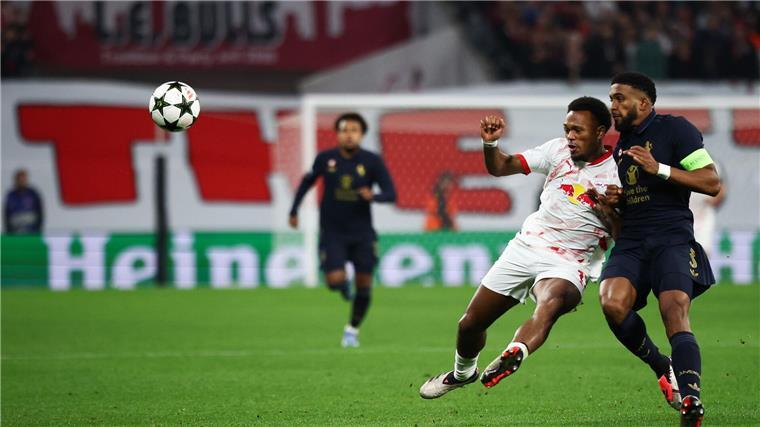 Lois Openda checkt Turins Gleison Bremer weg. Der Juve-Kapitän muss frühzeitig vom Platz. 