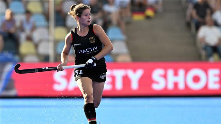 Herren besiegen Argentinien, Damen unterliegen Australien Lokalmatadorin Linnea Weidemann führte die deutschen Damen in Berlin als Kapitänin an.