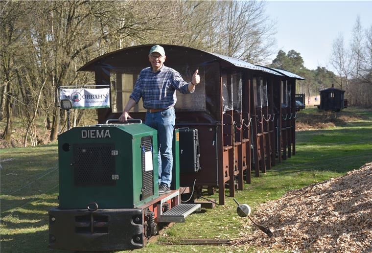 Tiste: Moorbahn startet in die neue Saison Das Foto zeigt zwei Besucher auf dem Aufsichtsturm im Tister Bauernmoor. Beide schauen mit einem Fernglas auf die weiten Wasserflächen.