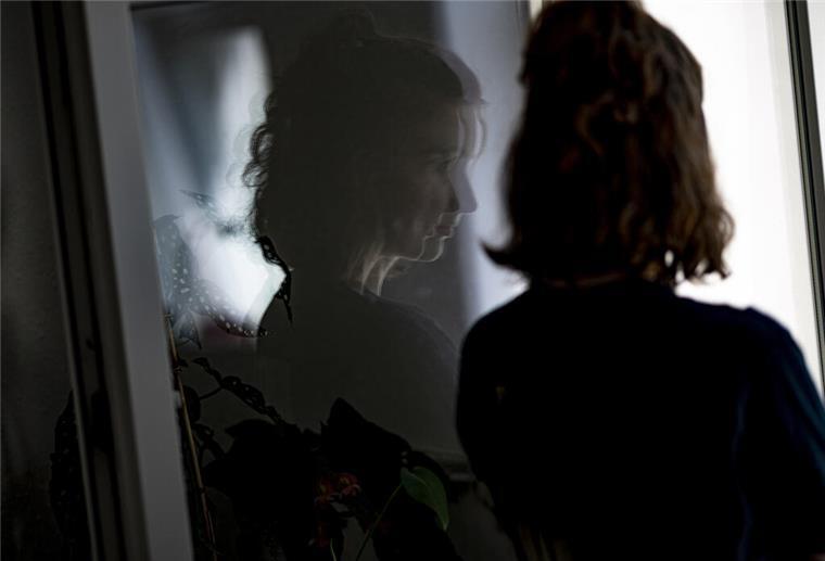 Zum Themendienst-Bericht von Tom Nebe vom 20. Oktober 2021: Alles erscheint düster: Depressionen können sich unter anderem durch niedergedrückte Stimmung und eine gewisse Gefühllosigkeit äußern.