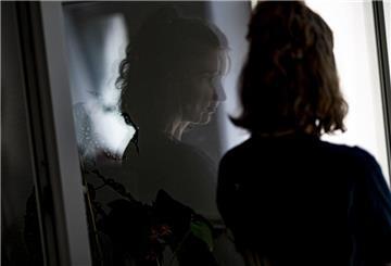 Zum Themendienst-Bericht von Tom Nebe vom 20. Oktober 2021: Alles erscheint düster: Depressionen können sich unter anderem durch niedergedrückte Stimmung und eine gewisse Gefühllosigkeit äußern.