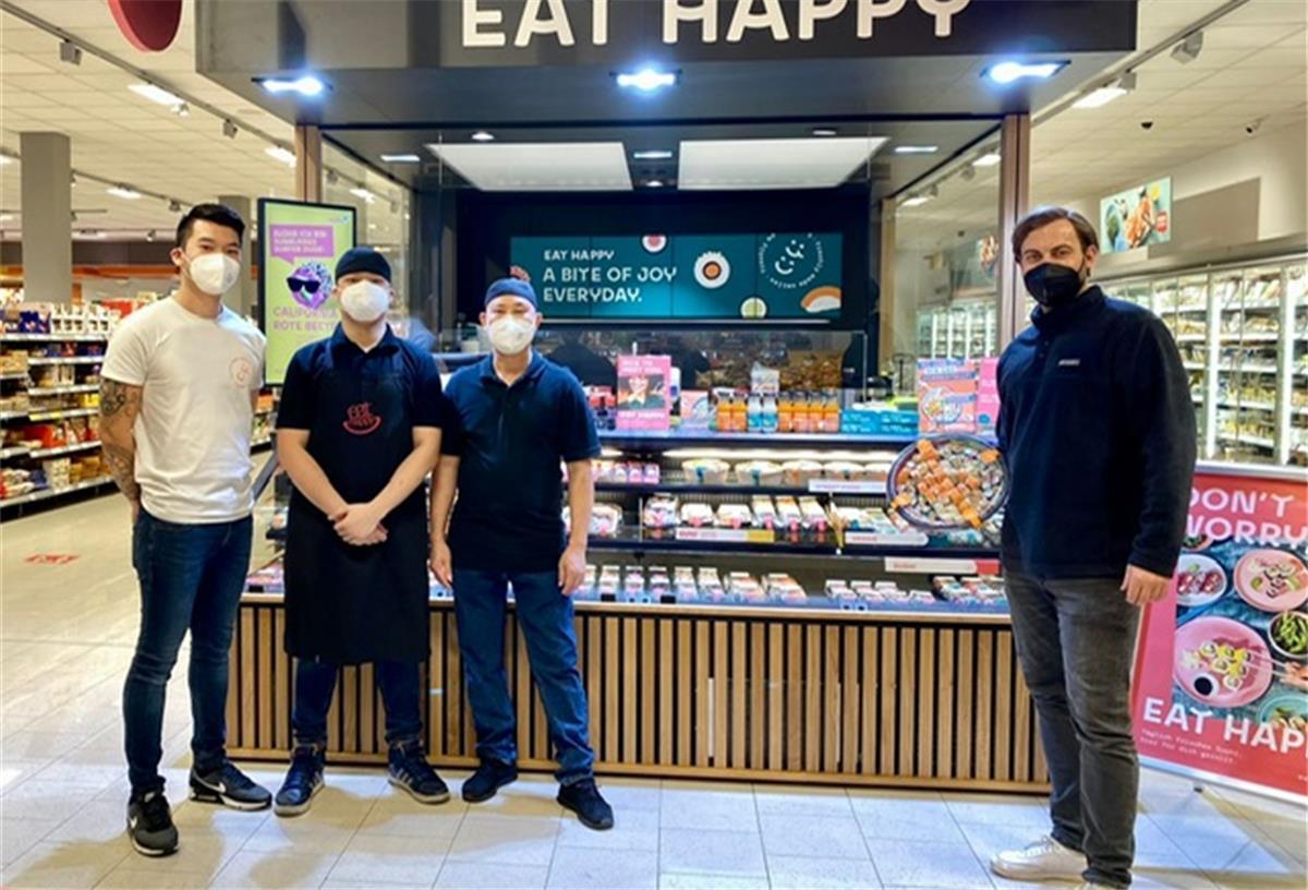 Sushi-Trend schwappt auch nach Nordenham über Long Ly, Gebietsleiter Raum Bremen von Eat Happy (links), zwei Mitarbeiter des Unternehmens und Rewe-Marktleiter Nicolai Ehlers freuten sich über die Neueröffnung am vergangenen Montag.
