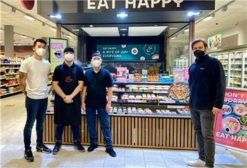 Long Ly, Gebietsleiter Raum Bremen von Eat Happy (links), zwei Mitarbeiter des Unternehmens und Rewe-Marktleiter Nicolai Ehlers freuten sich über die Neueröffnung am vergangenen Montag.