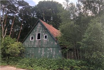„Lost Place“: Dieser Holzbau beim Torfwerk diente bis in die neunziger Jahre als Wohnung für Vertriebene, Flüchtlinge und Mitarbeiter.