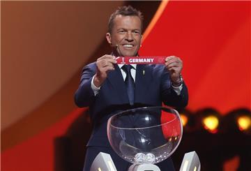 Lothar Matthäus hält das Los von Deutschland in den Händen
