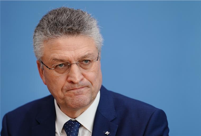 RKI-Chef Wieler unentschieden bei Frage nach Impfpflicht Lothar Wieler, Präsident Robert Koch-Institut (RKI) nimmt an einer Pressekonferenz zur aktuellen Corona-Lage teil.