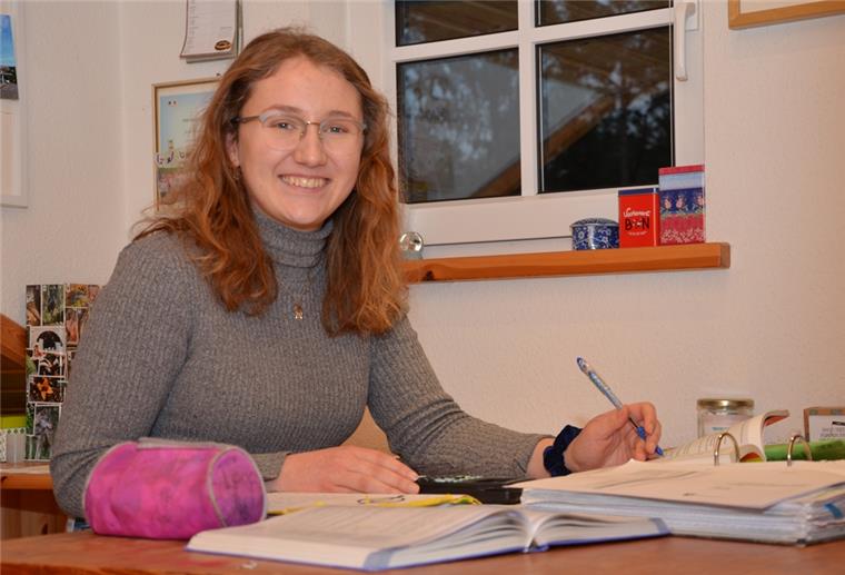 Lotta Corleis (19) sitzt an ihrem Schreibtisch und arbeitet sich durch Physik-Stoff, der in der Abi-Prüfung abgefragt werden könnte.