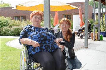 Lotte-Lemke-Haus-Bewohnerin Elke Herrmann (links) findet es gut, dass der Zahnarzt ins Heim kommt. Rechts: Heimleiterin Nicole Eilers.