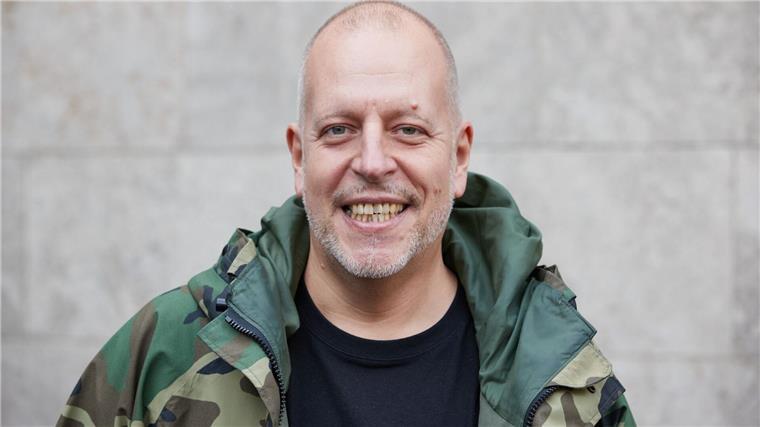 Nach Sturz: Lotto King Karl sagt Konzerte ab Lotto King Karl, Musiker und Moderator, kommt zu einem NDR-Pressetermin.