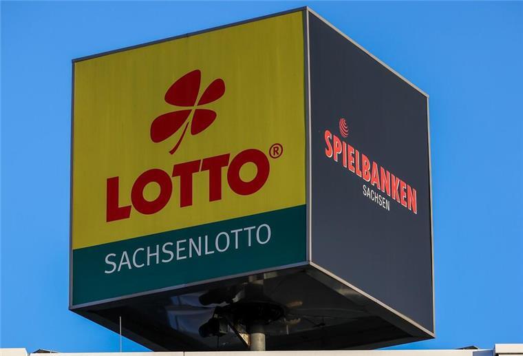 Lottospielen wird teurer! Hier steigt die Bearbeitungsgebühr nun spürbar Die Logos von Sachsenlotto und den Spielbanken Sachsen drehen sich auf dem Dach der Zentrale.