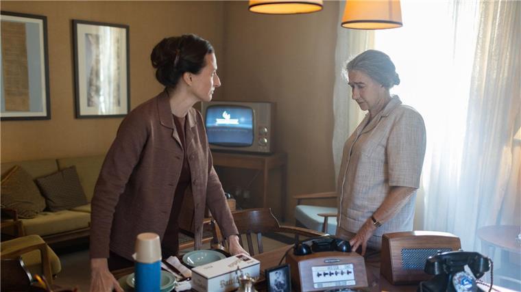 Lou Kaddar (Camille Cottin) und Golda Meir (Helen Mirren) in einer Szene des Films „Golda: Israels eiserne Lady“.