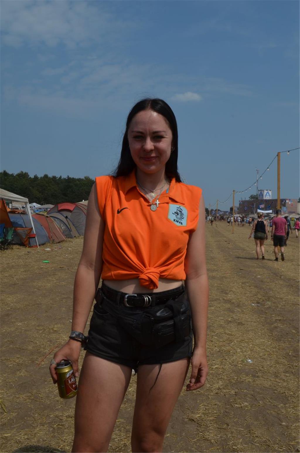 Louisa lebt derzeit in Amsterdam und trägt deshalb das niederländische Trikot. F...