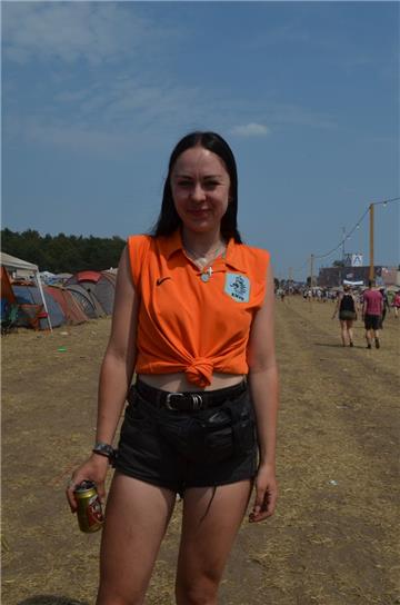 Louisa lebt derzeit in Amsterdam und trägt deshalb das niederländische Trikot. F...