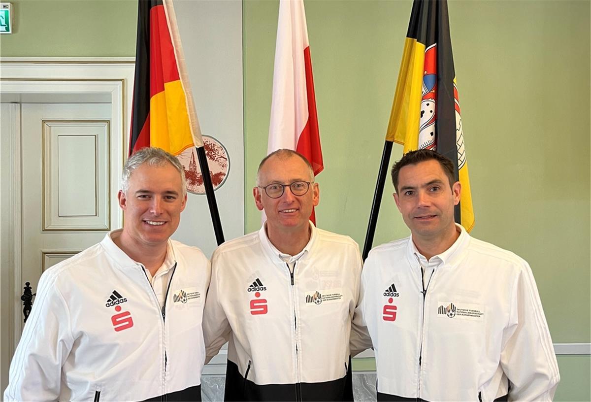 Fußball-Nationalteam der Bürgermeister kämpft für den Frieden Loxstedts Bürgermeister Detlef Wellbrock (Mitte) wurde für weitere drei Jahre zum Teamchef der Deutschen Fußball-Nationalmannschaft der Bürgermeister gewählt; rechts der neue zweite Vorsitzende Steffen Bochinger (Baden-Württemberg), links sein Vorgänger Dennis Junk.