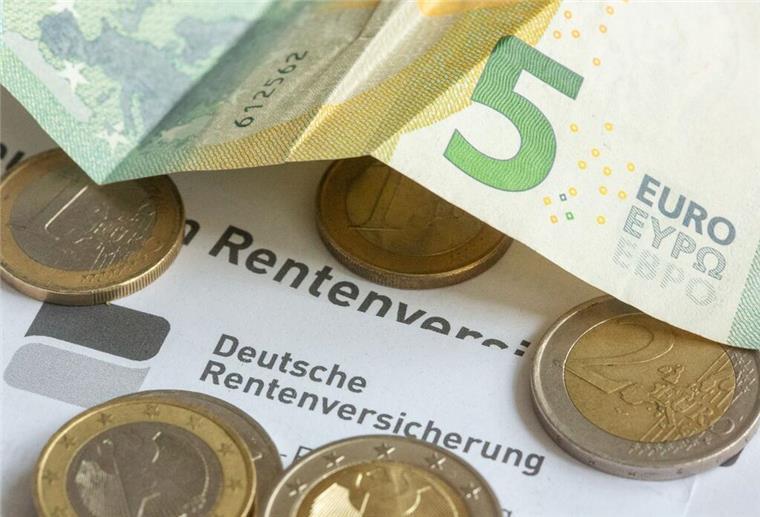 So profitieren auch Väter von der Kindererziehungsrente Symbolbild mit Geld auf einem Brief der deutschen Rentenversicherung.