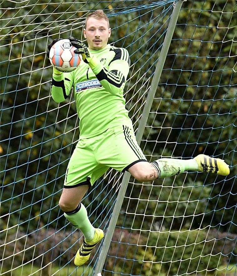 Traum vom Pokalfinale: Leher TS will auf die große Fußball-Bühne LTS-Torwart Marco Theulieres will auch in Blumenthal kraftvoll zupacken.