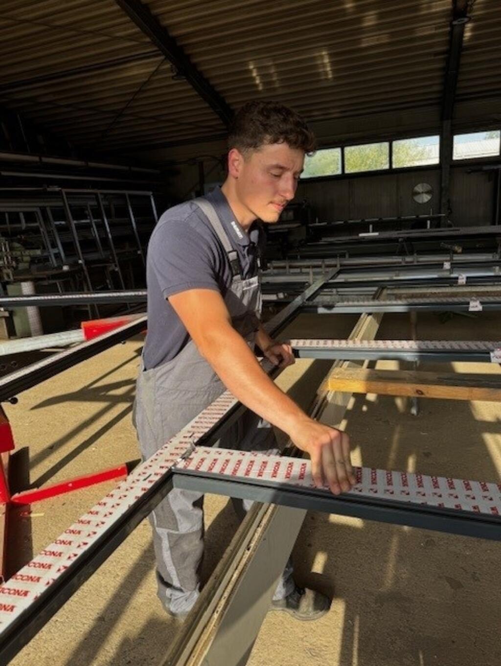 Luca Demelt bei der Fertigung eines Aluminiumfensters.
