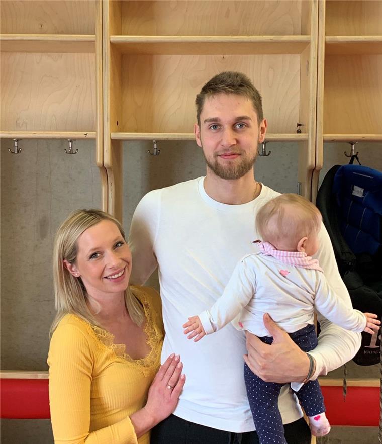 Fischtown Pinguins verpflichten Stürmer Luca Gläser Luca Gläser mit Ehefrau Selina und Töchterchen Mia bei seinem Antrittsbesuch in Bremerhaven.